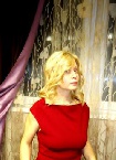 Blonde Frau im roten Kleid